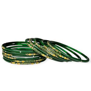 Bracelets élégants en verre plaqué or, ornés de perles vertes, avec une lueur subtile et un look de couleur audacieuse, parfaits pour un mariage - Product Image 3