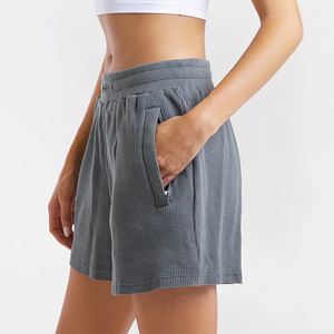 Shorts en jean taille haute pour femme avec poches, fermeture boutonnée, délavé, coupe décontractée, couleur unie bleu - Product Image 2