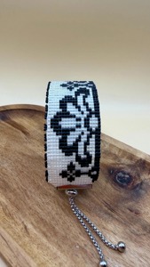 Pulsera de cuentas con patrón geométrico blanco y negro, diseño exquisito y moderno hecho a mano - Product Image 1
