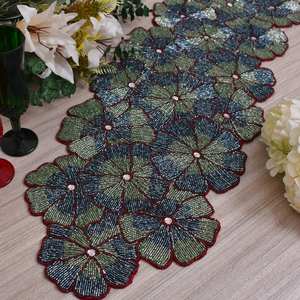 Chemin de table perlé fait main pour mariage – Décoration florale blanche et dorée - Product Image 5