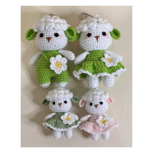 Muñecos de ganchillo de oveja Amigurumi, de lana, con vestido verde, mochila, juguete de peluche de moda de dibujos animados, forma 3D, suave, con llavero de mosquetón en relieve - Product Image 4