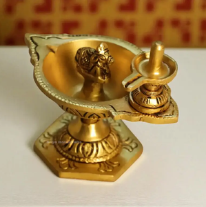 Diya traditionnel en laiton à cadre circulaire avec motif chakra central et support de base arrondi, disponible à prix de gros. - Product Image 4