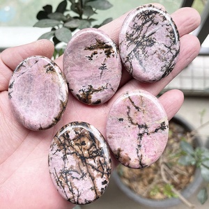 Pierres du pouce de guérison en Rhodonite rose, livraison gratuite, cristal pour le pouce, sculpté à la main - Product Image 2