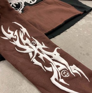 Sweat à capuche court marron et noir unisexe, style streetwear, avec imprimé démon et manches à motif tribal, 100% coton, coupe ajustée, respirant - Product Image 4
