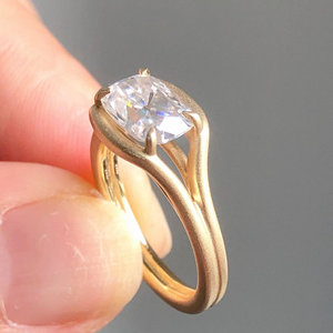 Anillo Iced Jewelz de 2.55 Quilates con Corte Cojín, Chapado en Oro Amarillo de 14K, para Ella, con Certificado IGI, ¡Gran Venta! - Product Image 4
