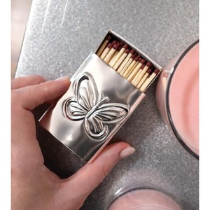 Boîte d'allumettes en aluminium argenté avec motif papillon en relief, durable pour un usage domestique - Product Image 1