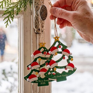 Adorno Navideño de Madera Personalizado con Nombres de Familia Grabados, Decoración Festiva - Product Image 2