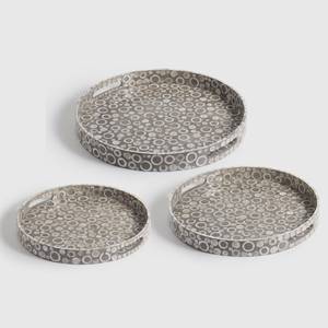 Bandeja redonda artesanal con incrustaciones de nácar, diseño de mosaico circular de conchas, borde elevado y asas laterales para mesa. - Product Image 3