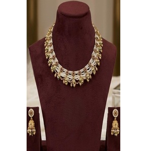 Ensemble collier et boucles d'oreilles en moissanite plaqué or de qualité supérieure, style Rajwadhi, pour fiançailles, mariage et occasions spéciales - Product Image 1