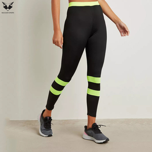 Conjunto deportivo elegante con bordes en contraste, sujetador deportivo y leggings largos, en negro con contraste de color verde, el mejor conjunto de yoga de material suave. - Product Image 6