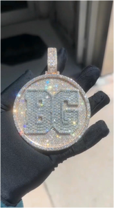 CONCEPTION - Collar con Colgante de Moissanita VVS Personalizado con Diseño de Letra o Nombre, Estilo Iced Out, Brillante, en Oro Blanco - Product Image 1