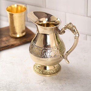 Carafe décorative élégante de qualité supérieure, finition dorée, gravée par un designer, pour la maison, les repas et les cadeaux, provenant d'Inde. - Product Image 1