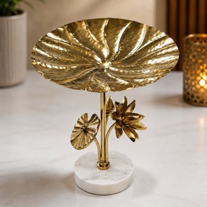 Présentoir de Luxe Doré en Métal Martelé pour Fleurs, Fruits et Gâteaux, avec Plateau Festonné en Forme de Pétale – Vente en Gros Fabricant - Product Image 3