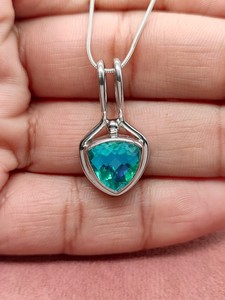 Colgante de Cristal de Cuarzo Celestial Arcoíris, Elegante Collar de Joyería con Gema Azul, Regalo para Mujer, Estilo Único y Encantador - Product Image 3