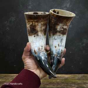 Petit ensemble de deux gobelets en corne de bœuf Viking faits à la main, en corne naturelle, pour un style nordique et médiéval, au meilleur prix - Product Image 1