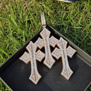 Colgante de Cruz de Plata 925 con Moissanita, Micro Pavé, Lujoso, Unisex, Joyería Religiosa Cristiana para Uso Diario - Product Image 3