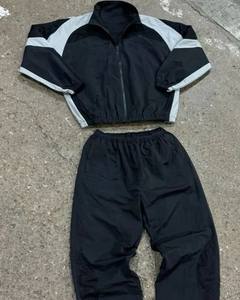 Conjunto Deportivo de Dos Piezas para Hombre, Chaqueta Cortavientos y Pantalones Jogger, Personalizado OEM, Poliéster y Nailon con Cierre, Modelo 2026 - Product Image 1