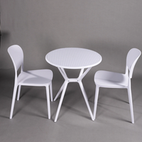 Table ronde en plastique durable avec design facile à nettoyer pour salon, patio et balcon