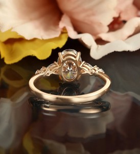 Bague de Fiançailles et de Promesse en Argent Sterling Plaqué Or 14K avec Moissanite Taille Ovale, Solitaire Délicat et Minimaliste pour Fête - Product Image 3