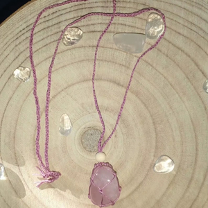 สร้อยคอหินโรสควอตซ์ทำมือพร้อมจี้หินสีชมพู เชือกสีม่วงปรับได้ สไตล์โบโฮ เครื่องประดับคริสตัลบำบัด ของขวัญสำหรับผู้หญิง - Product Image 1
