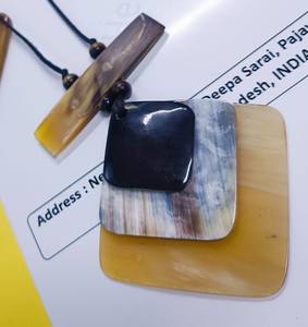 Collar con Colgante Cuadrado de Cuerno Natural Hecho a Mano, Cordón Negro Ajustable de 16 Pulgadas, Joyería Étnica Elegante y a la Moda - Product Image 5