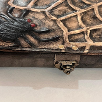 Carnet en cuir fait main avec motif d'araignée sur la couverture, papier vintage à bords festonnés, journal personnalisé en cuir