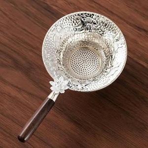 Passoire à thé artisanale plaquée argent avec bol perforé et manche en bois, infuseur à thé en vrac, ustensile de cuisine - Product Image 2