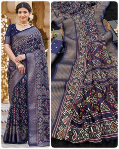 Este exquisito conjunto de Sari de diseño elegante está elaborado con una mezcla premium de lentejuelas Georgette y blusas de diseñador a juego. - Product Image 2