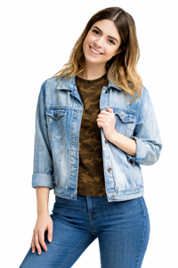 Chaqueta vaquera azul clásica para mujer, diseñada con un corte ajustado que favorece la figura, con un acabado suave y lavado que se siente cómodo. - Product Image 1