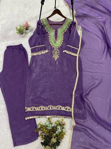 Elegante Conjunto de Kurta y Pantalón de Tela Texturizada con Dupatta con Trabajo de Espejos y Lentejuelas – Colección Festiva - Product Image 3
