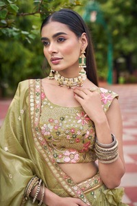 Lehenga Choli brodé de qualité supérieure pour femmes, avec dupatta, tenue ethnique élégante pour mariage, fête et festival, disponible à la vente. - Product Image 6