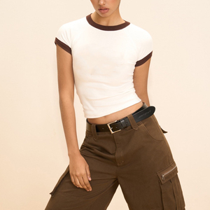 T-shirt court blanc pour femme avec bordure marron, coupe ajustée, col rond, manches courtes, jersey décontracté, vêtements de printemps et d'été - Product Image 4