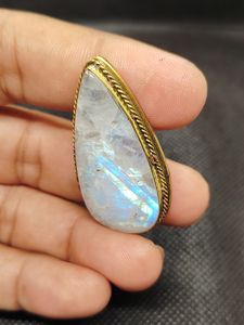 Pendentif rainuré en pierre de lune 100% naturelle, de qualité supérieure, avec rainure en laiton, prix de gros, lot de pendentifs en macramé en pierre de lune, cristal - Product Image 4