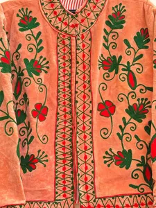 Chaqueta de Invierno de Terciopelo Color Durazno Hecha a Mano para Mujer, Abrigo Tradicional Rajastaní con Bordado Floral a Mano - Product Image 6