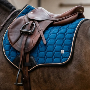Tapis de selle anatomique en cuir suédé/tissu de qualité supérieure, matelassage hexagonal, pour le saut d'obstacles, vente en gros, logo personnalisé, OEM - Product Image 5