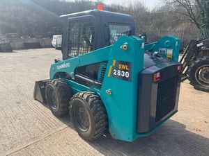 Chargeuse sur chenilles Sunward SWTL4528 avec moteur Kubota conforme à la norme EU Stage V et cabine fermée pour travaux de terrassement et chargement de matériaux - Product Image 2