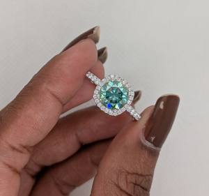 Anillo de Compromiso y Boda Lurba Jewels con Halo de Diamantes Cultivados en Laboratorio de 2 Quilates Azul Claro, Oro Blanco Sólido de 14k, Solitario para Mujer - Product Image 4