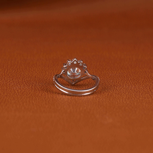 Anillo de Compromiso de Oro Blanco de 14K con Halo Redondo de Moissanita VVS1 Color D, Anillo Nupcial con Corona Floral para Mujer - Product Image 2