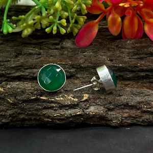 Boucles d'oreilles clous en argent plaqué or avec onyx vert taille rose, faites à la main, délicates, style bohème, rondes, minimalistes, cadeau pour elle, anniversaire - Product Image 3