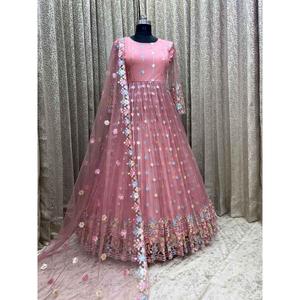 Robe de soirée en dentelle brodée avec dupatta rose - Product Image 1