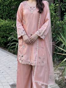 Ensemble prêt-à-porter entièrement cousu avec haut en soie Devsena brodé par des artisans, pantalon Plazzo et dupatta en organza. - Product Image 4