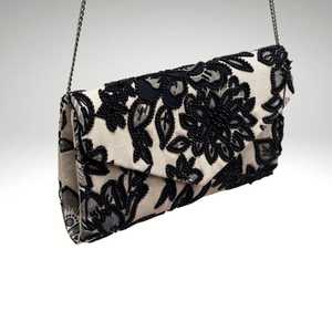 Sac à main rectangulaire fait main avec broderie florale noire sur tissu crème pour décoration de mariage - Product Image 2