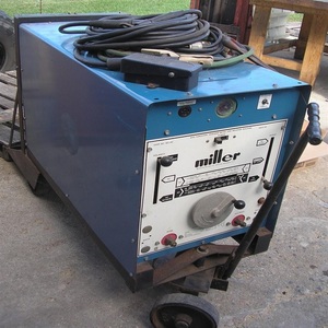 Machine à souder Miller haute performance pour projets de travail des métaux, avec une forte capacité de soudage et des commandes faciles - Product Image 1