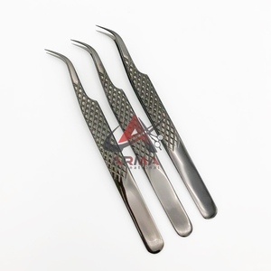 Pinzas para Pestañas de Alta Calidad, Curvas, de Precisión, de Acero Inoxidable, con Punta de Fibra Negra de Plasma, Aisladas, Probadas a Mano, Antimagnéticas - Product Image 1