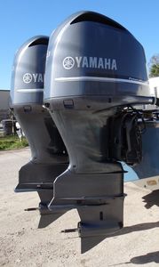 Oferta Destacada: Par de Motores Fuera de Borda V8 de 350HP y 4 Tiempos, Eje de 30 Pulgadas, Años 2014, con 355/358 Horas de Uso y Equipamiento, Listos para Enviar - Product Image 2