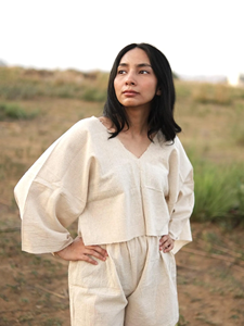 Top de Algodón Khadi Hecho a Mano, Estilo Bohemio con Cuello en V, Mangas Anchas, Top Corto, Elegante Blusa Corta con Mangas Campana Estilo Kimono - Product Image 3