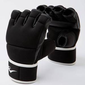 Ensemble de gants de MMA à demi-doigts avec bandages de main et protège-pieds pour l'entraînement, le sparring et le fitness - Product Image 2