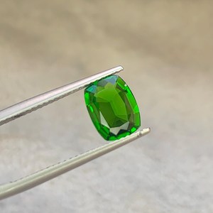 Diopsido Verde Intenso Cromado, Corte Cojín, Piedra Natural, Ideal para Diseño de Joyería Fina - Product Image 2
