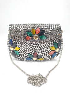 Pochette de soirée artisanale de créateur par des artisans indiens, en métal mosaïque et fer, pour les fêtes et célébrations féminines, vente d'artisanat en résine - Product Image 3
