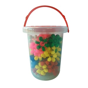 Blocs de construction en plastique flocons de neige dans un seau, ensembles de jouets éducatifs en plastique imbriqués, motricité et développement sensoriel - Product Image 3